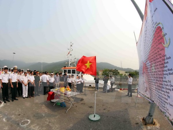 ພິທີອາໄລຫາພະນັກງານນັກຮົບທີ່ເສຍສະຫຼະຊີວິດຢູ່ໝູ່ເກາະເຈື່ອງຊາ